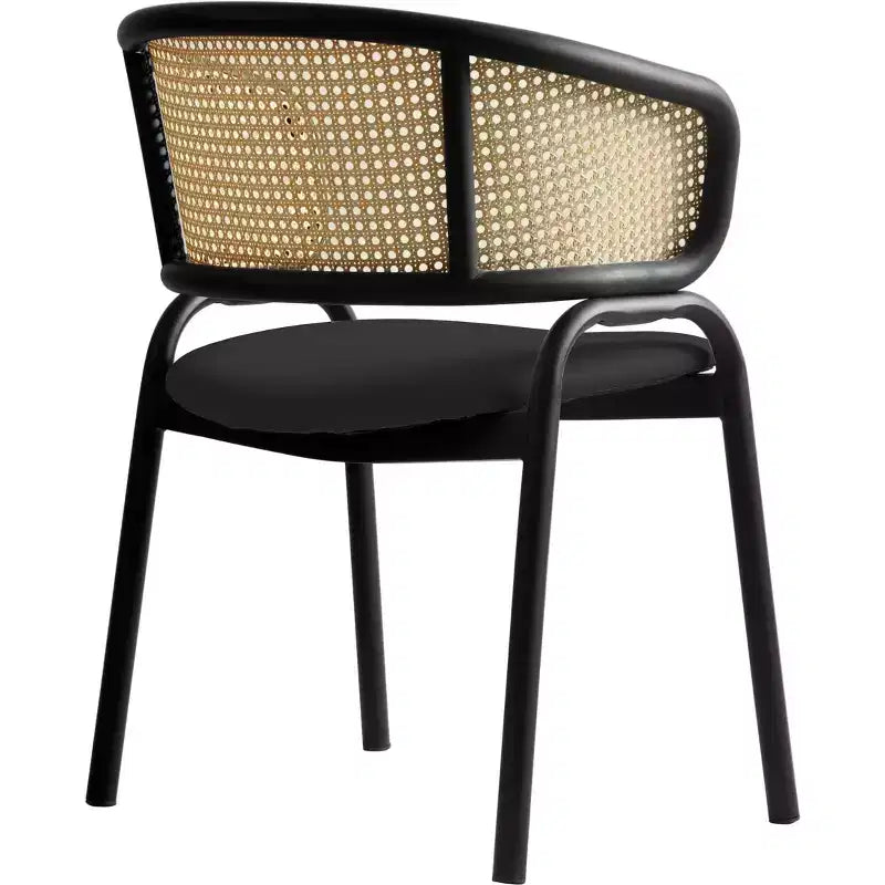 Esszimmerstuhl mit Rückenlehne aus Rattan, Ledersitz und schwarzem Stahlgestell, bequeme Sitzgelegenheit für Esszimmer und Küche