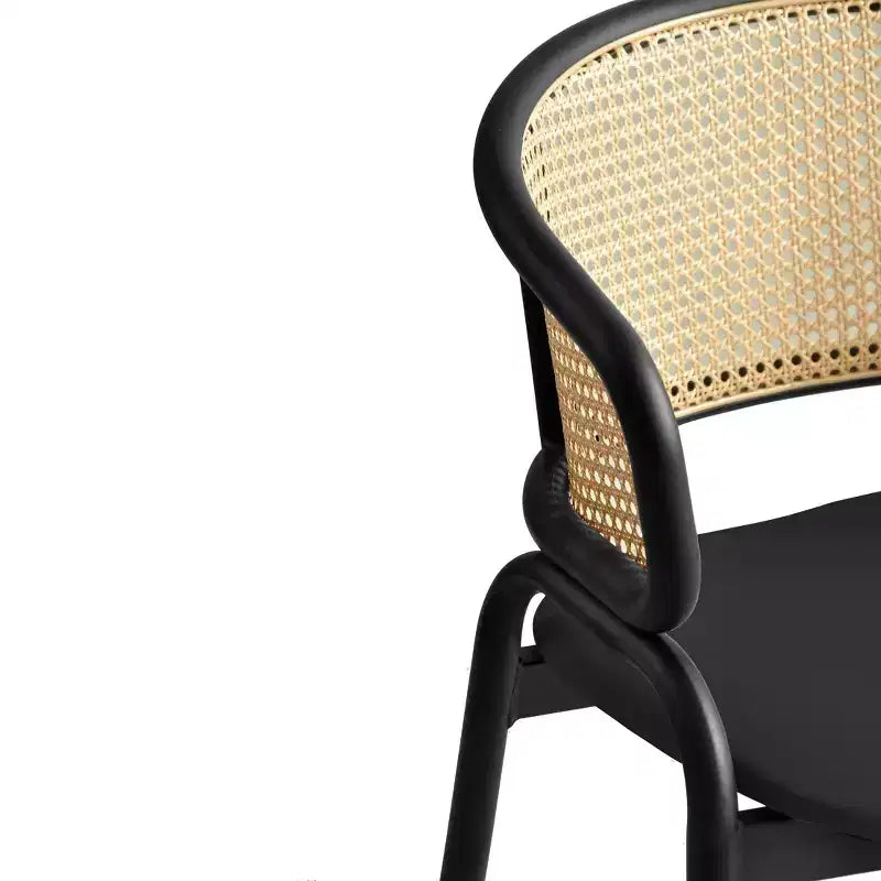 Esszimmerstuhl mit Rückenlehne aus Rattan, Ledersitz und schwarzem Stahlgestell, bequeme Sitzgelegenheit für Esszimmer und Küche