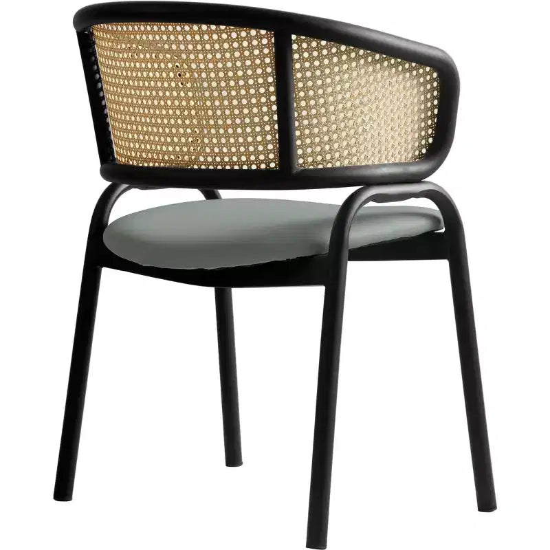 Esszimmerstuhl mit Rückenlehne aus Rattan, Ledersitz und schwarzem Stahlgestell, bequeme Sitzgelegenheit für Esszimmer und Küche