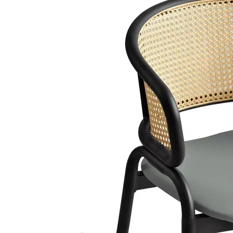 Esszimmerstuhl mit Rückenlehne aus Rattan, Ledersitz und schwarzem Stahlgestell, bequeme Sitzgelegenheit für Esszimmer und Küche