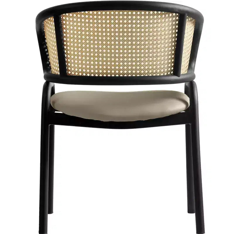 Esszimmerstuhl mit Rückenlehne aus Rattan, Ledersitz und schwarzem Stahlgestell, bequeme Sitzgelegenheit für Esszimmer und Küche
