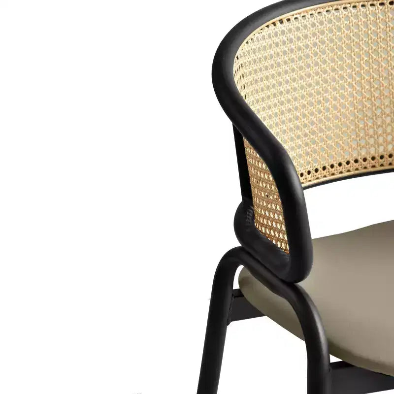 Esszimmerstuhl mit Rückenlehne aus Rattan, Ledersitz und schwarzem Stahlgestell, bequeme Sitzgelegenheit für Esszimmer und Küche