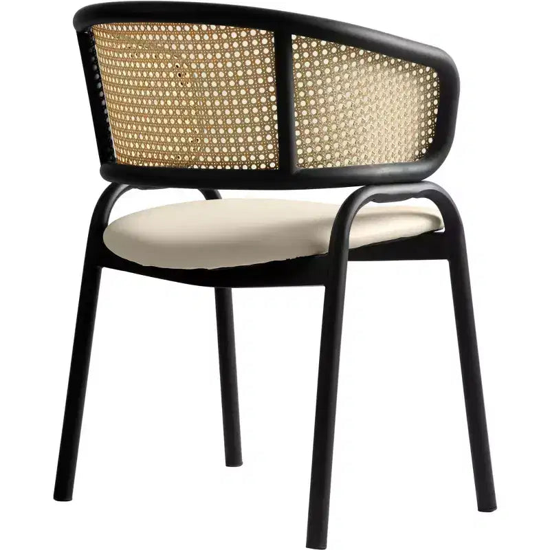 Esszimmerstuhl mit Rückenlehne aus Rattan, Ledersitz und schwarzem Stahlgestell, bequeme Sitzgelegenheit für Esszimmer und Küche