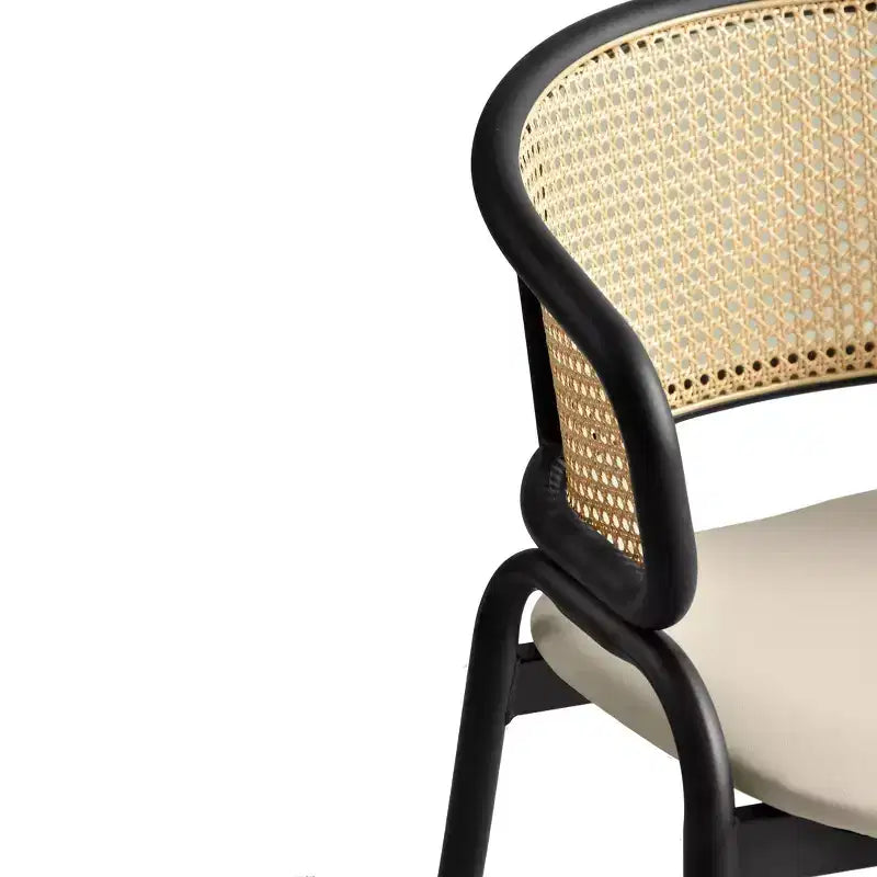 Esszimmerstuhl mit Rückenlehne aus Rattan, Ledersitz und schwarzem Stahlgestell, bequeme Sitzgelegenheit für Esszimmer und Küche