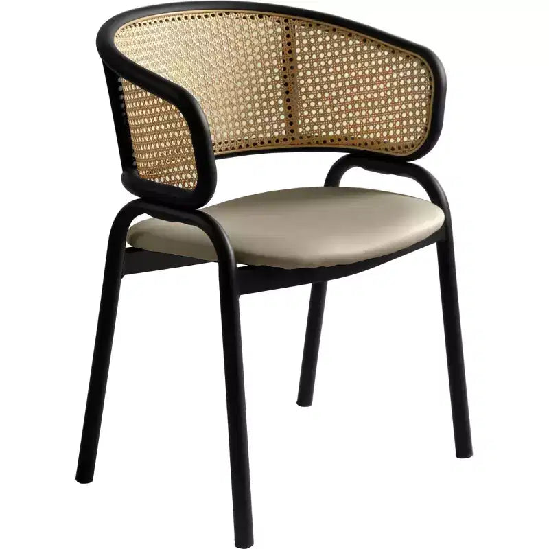 Esszimmerstuhl mit Rückenlehne aus Rattan, Ledersitz und schwarzem Stahlgestell, bequeme Sitzgelegenheit für Esszimmer und Küche