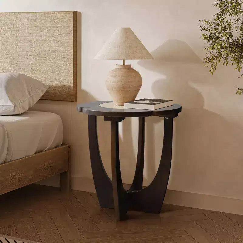 Mesa auxiliar redonda de estilo moderno de mediados de siglo, mesa auxiliar de madera de pino oscura con bloques de color y patas cruzadas para dormitorio o sala de estar, marrón