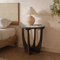 Mesa auxiliar redonda de estilo moderno de mediados de siglo, mesa auxiliar de madera de pino oscura con bloques de color y patas cruzadas para dormitorio o sala de estar, marrón