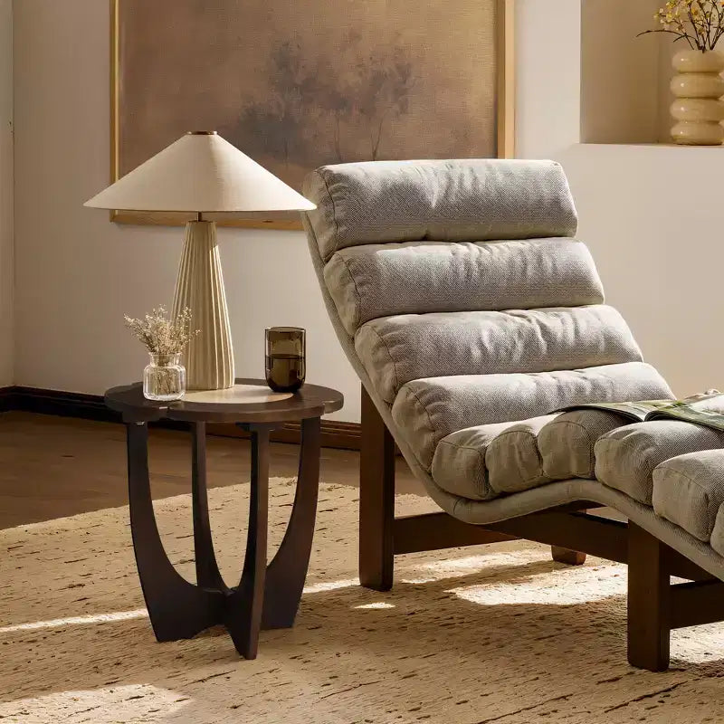 Mesa auxiliar redonda de estilo moderno de mediados de siglo, mesa auxiliar de madera de pino oscura con bloques de color y patas cruzadas para dormitorio o sala de estar, marrón