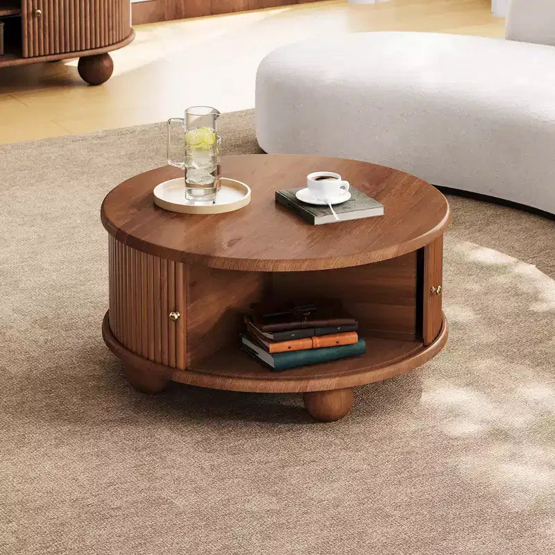 Runder Couchtisch mit gerillter Oberfläche und Stauraum, 31.8 Zoll, aus massivem Kiefernholz, mit Schiebetüren, geräumigen Innenfächern und langlebiger Oberfläche in Walnussoptik