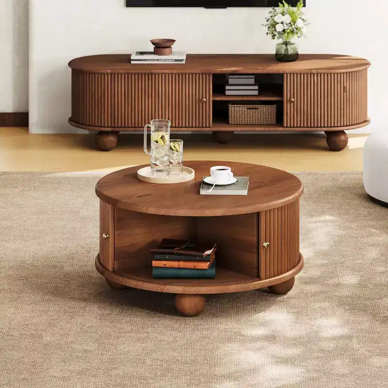 Runder Couchtisch mit gerillter Oberfläche und Stauraum, 31.8 Zoll, aus massivem Kiefernholz, mit Schiebetüren, geräumigen Innenfächern und langlebiger Oberfläche in Walnussoptik