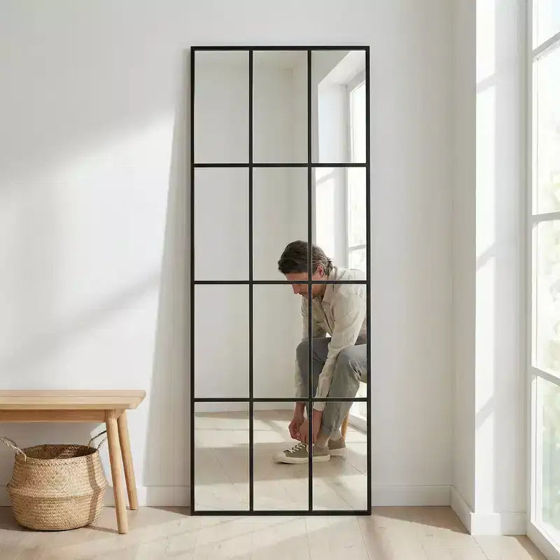 Bodenspiegel in voller Länge aus schwarzem Metall mit modernem Sprossendesign