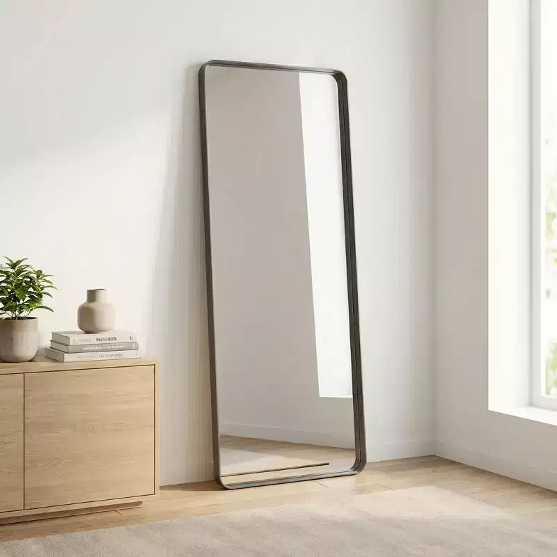Großer schwarzer Ganzkörperspiegel aus Metall mit abgerundeten Ecken, modernes minimalistisches Design