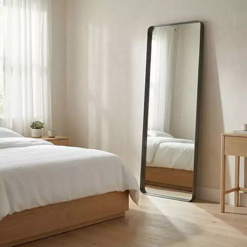 Großer schwarzer Ganzkörperspiegel aus Metall mit abgerundeten Ecken, modernes minimalistisches Design