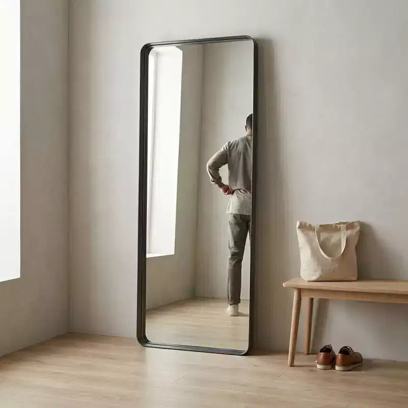 Großer schwarzer Ganzkörperspiegel aus Metall mit abgerundeten Ecken, modernes minimalistisches Design