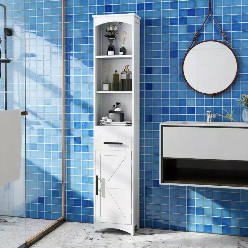 Schmaler, hoher Badezimmerschrank im Landhausstil